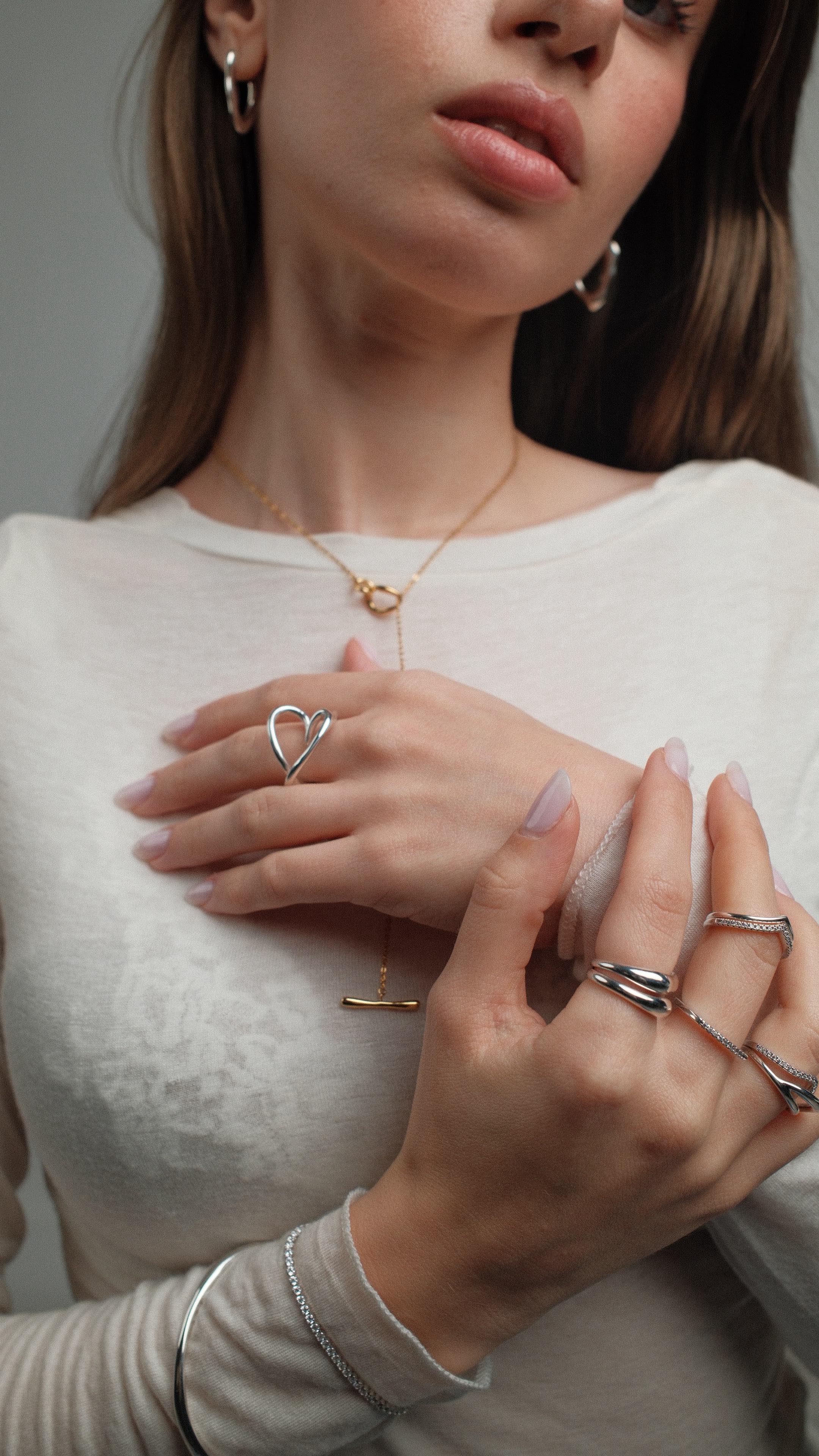Instagram post by @mara.manoliu for Pandora. Caption reads: Regăsesc iubirea în tot ceea ce sunt, în tot ceea....