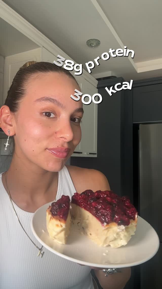 Instagram post by @goksuyaradilmis for Supplementler. Caption reads: Bugün Dünya Cheesecake Günü! 🍰💪
Cheesecake....