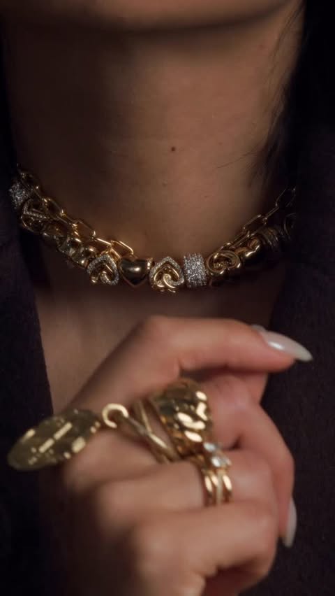 Instagram post by an influencer for Pandora. Caption reads: [...] with timeless @theofficialpandora layers 💫....