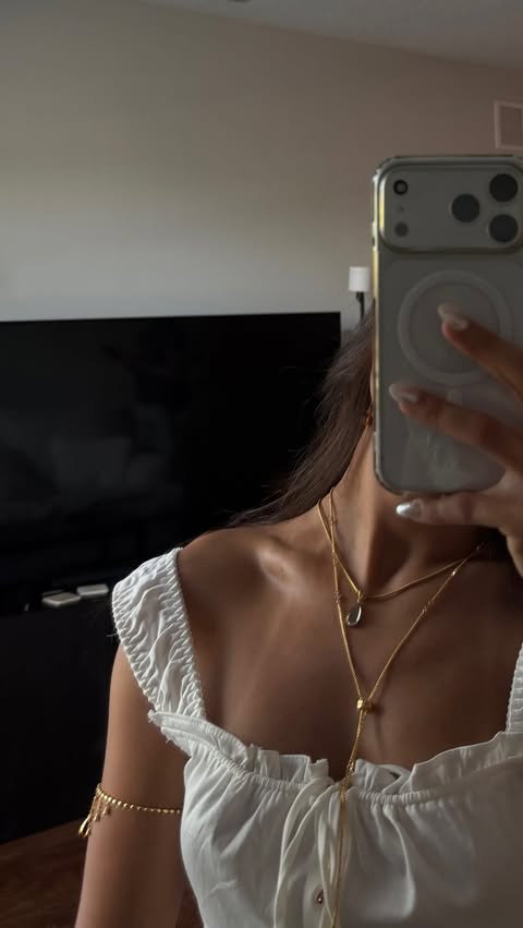 Instagram post by @renatadesantiss for En Route Jewelry. Caption reads: Obsessed with my new jewelry @enroutejewelry_....