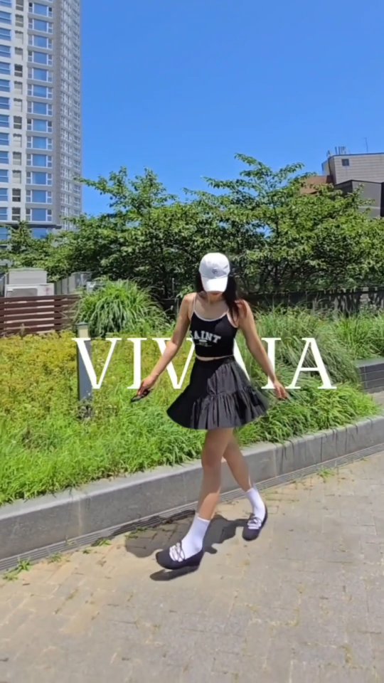 Instagram post by @_5yes_ for Vivaia. Caption reads: #광고 플라스틱 병을 재활용해 만든 VIVAIA 플랫슈즈
 가볍고 유연한 소재로 만들어져....