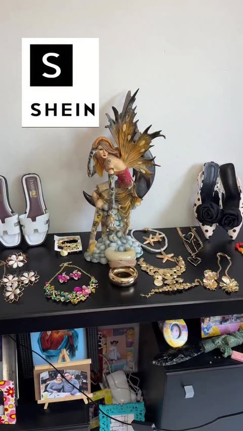 Instagram post by @mina1689hm for Shein. Caption reads: [...] mejores precios, todo en SHEIN 🤩 Del 25 de....