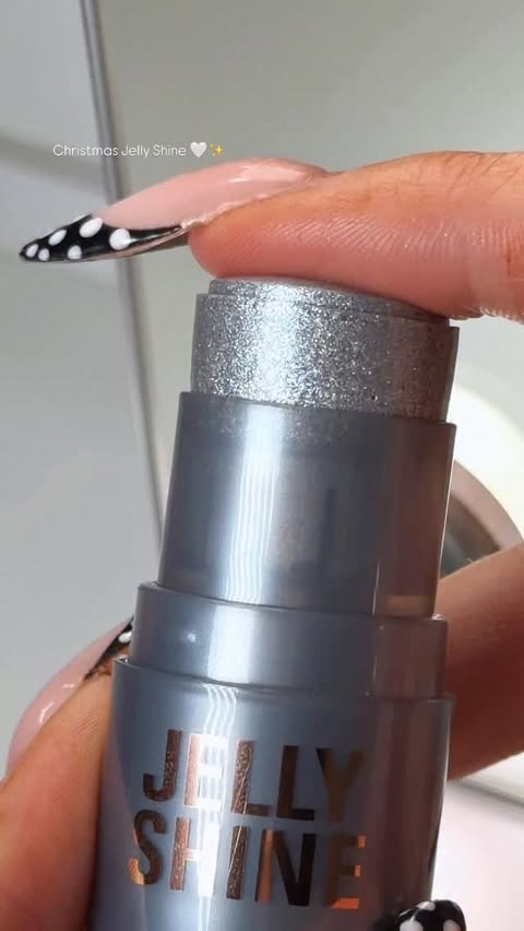 Instagram post by @itsheatherbell for Makeup Revolution. Caption reads: New to the jelly family 🤭✨
from @makeuprevolution....