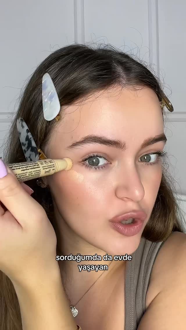 Instagram post by @aysubassar for Oriflame. Caption reads: Bu video, Reddit’te paylaşılan gerçek hikayeden....