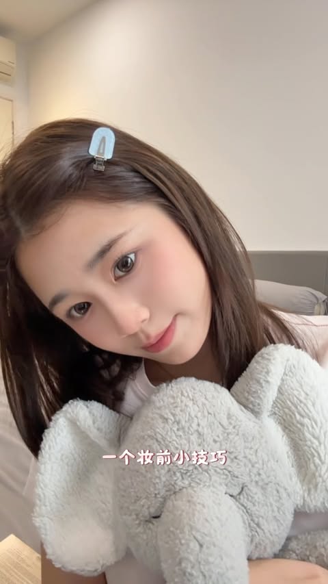 Instagram post by @hillaryyy._09 for Shopee Malaysia. Caption reads: 底妆服帖的小秘诀 妆前护肤真的很重要 BNL-EFT-XLD BBY-AXS-SVQ 想get同款....
