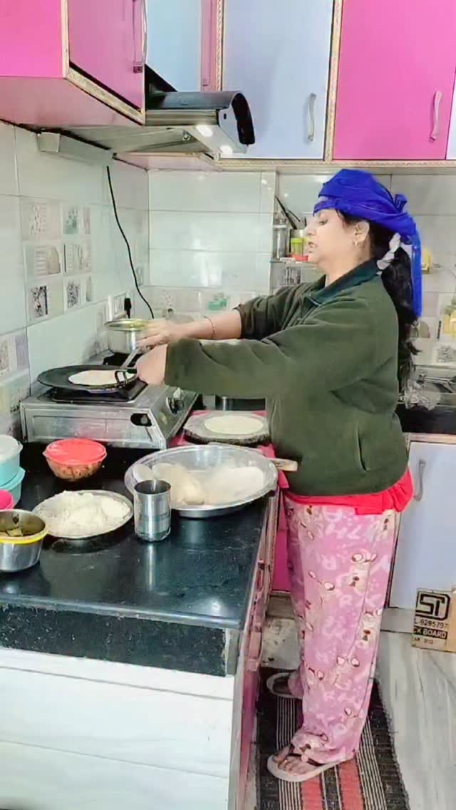 Instagram post by @bindudwivedilifestyle for Flipkart. Caption reads: Self adhesive kitchen wallpaper....