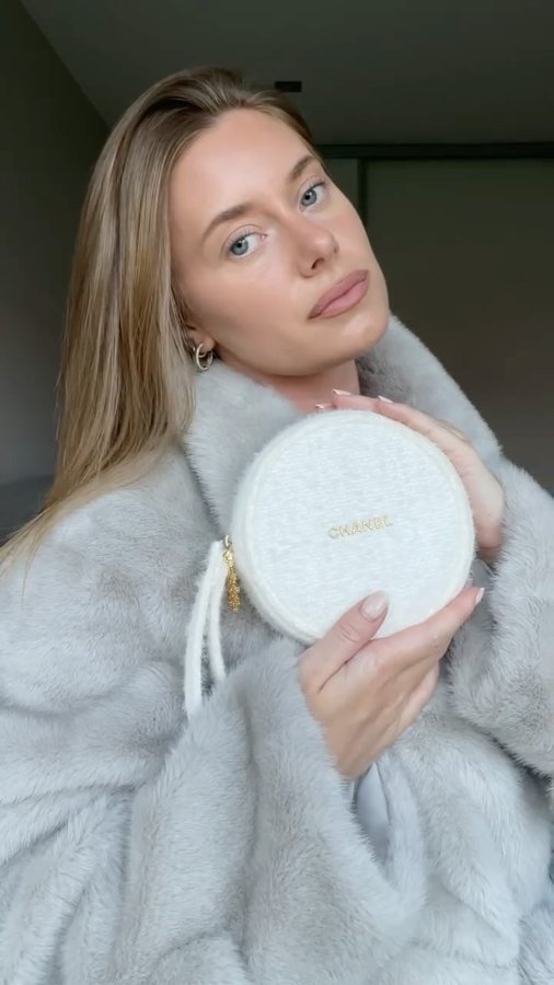 Instagram post by @carinaibsen for Meotine. Caption reads: [...] annonce ad ❄️🤍 Faux fur is from @meotine....