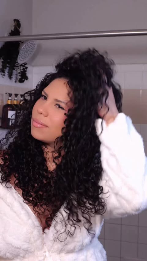 Instagram post by @yulettbeauty for FHI Heat. Caption reads: [...] Estoy usando el nuevo UNbrush Flex de....