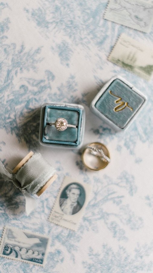 Instagram post by @ninorurua for APRILSKIN. Caption reads: 💕PDRN pink peptide serum 
🥕CARROTENE IPMP....