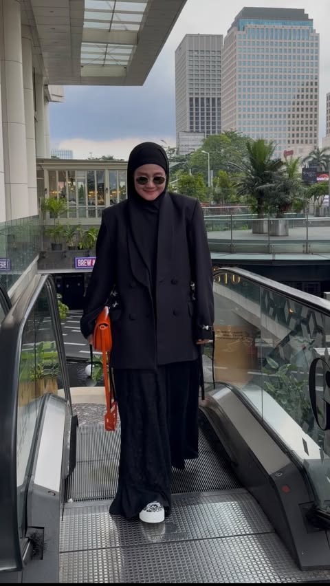 Instagram post by @mila_sartika_tan for Givenchy Beauty. Caption reads: Gayamu menunjukan jati dirimu✨
pakai yg....