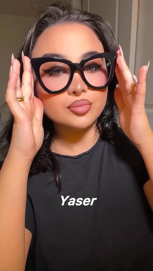 Instagram post by @susiedertsakyan for Zeelool. Caption reads: @zeelool glasses #zeelool 
code Suse10 for 10% off....