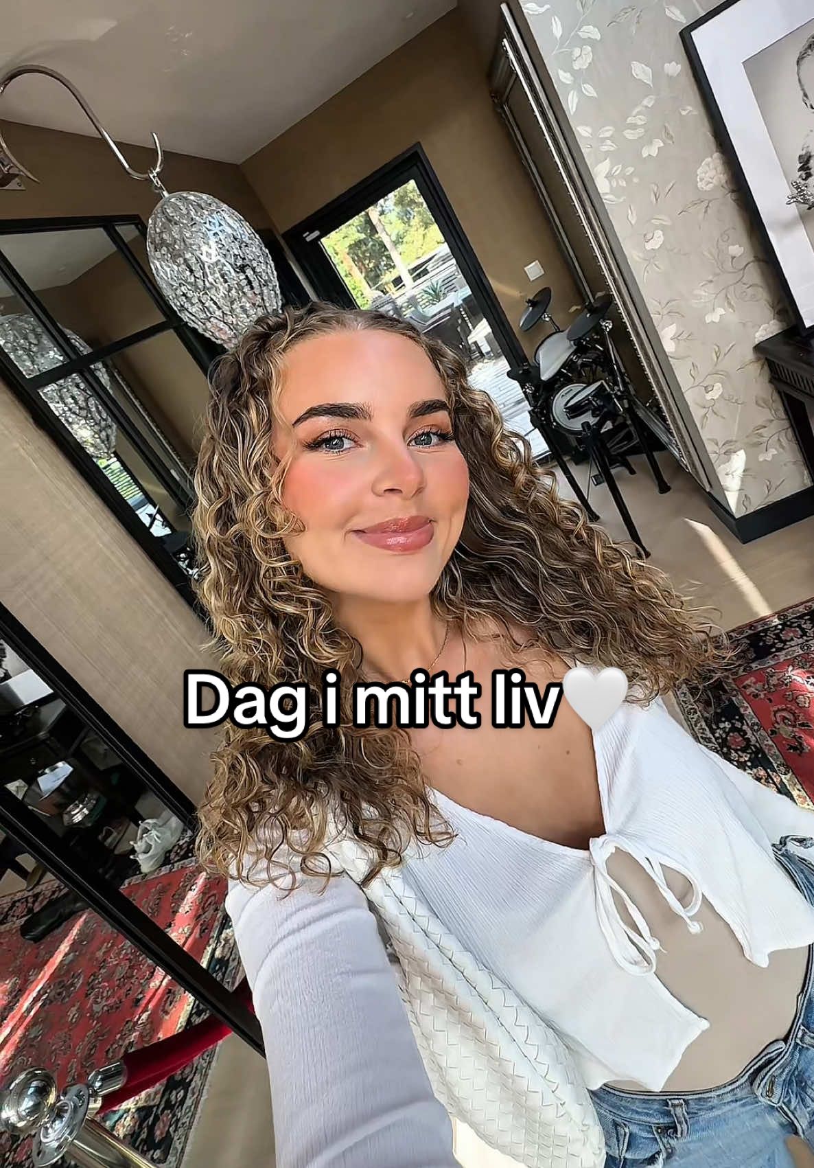 TikTok post by @isabellaschack for Hairlust. Caption reads: [...]  #dagimittliv #frisør #hairtok #kerastase....