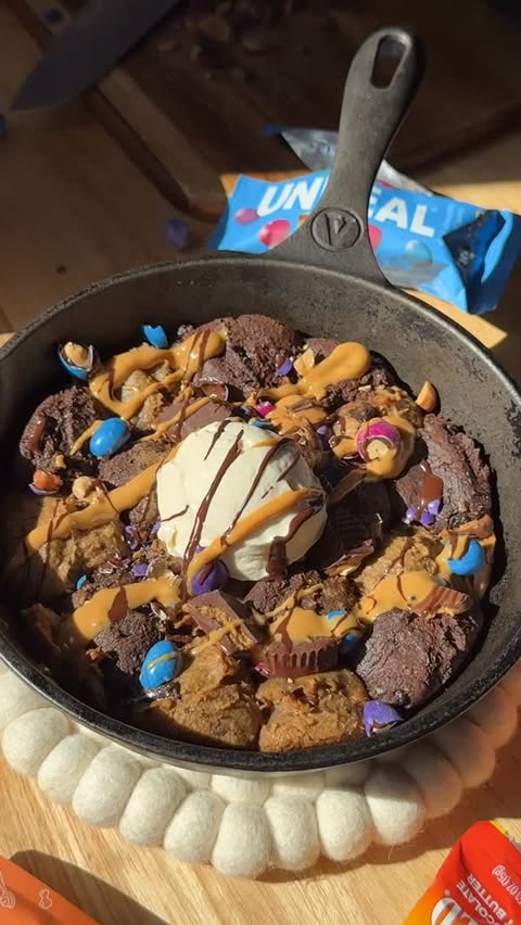 Instagram post by @jennaliveswell for Hungryroot. Caption reads: This peanut butter brownie cookie skillet by....