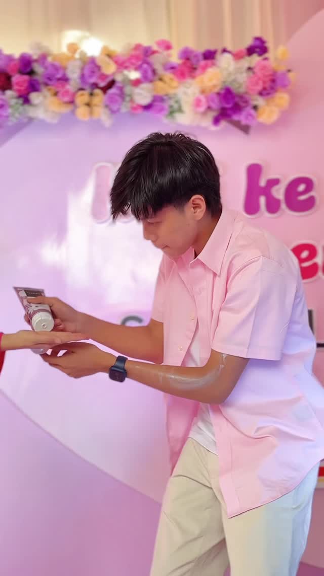 Instagram post by @fillixpratama for Scarlett Whitening. Caption reads: mau jumpa org special🥰
#HatiKeHatiBarengScarlett....