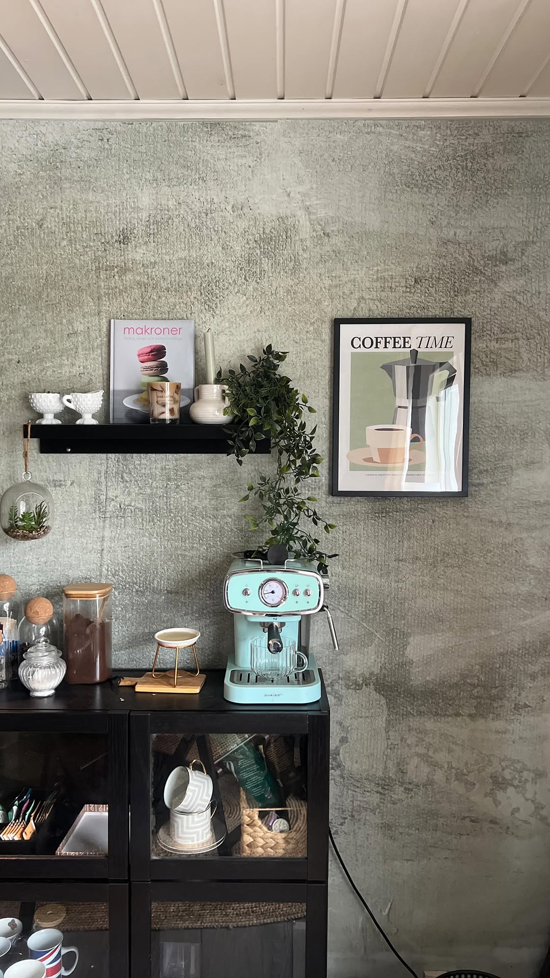 Instagram post by @maryam.alabboodi for Poster Store. Caption reads: AD - My #caffecorner 😍 fick nytt liv med hjälp av....