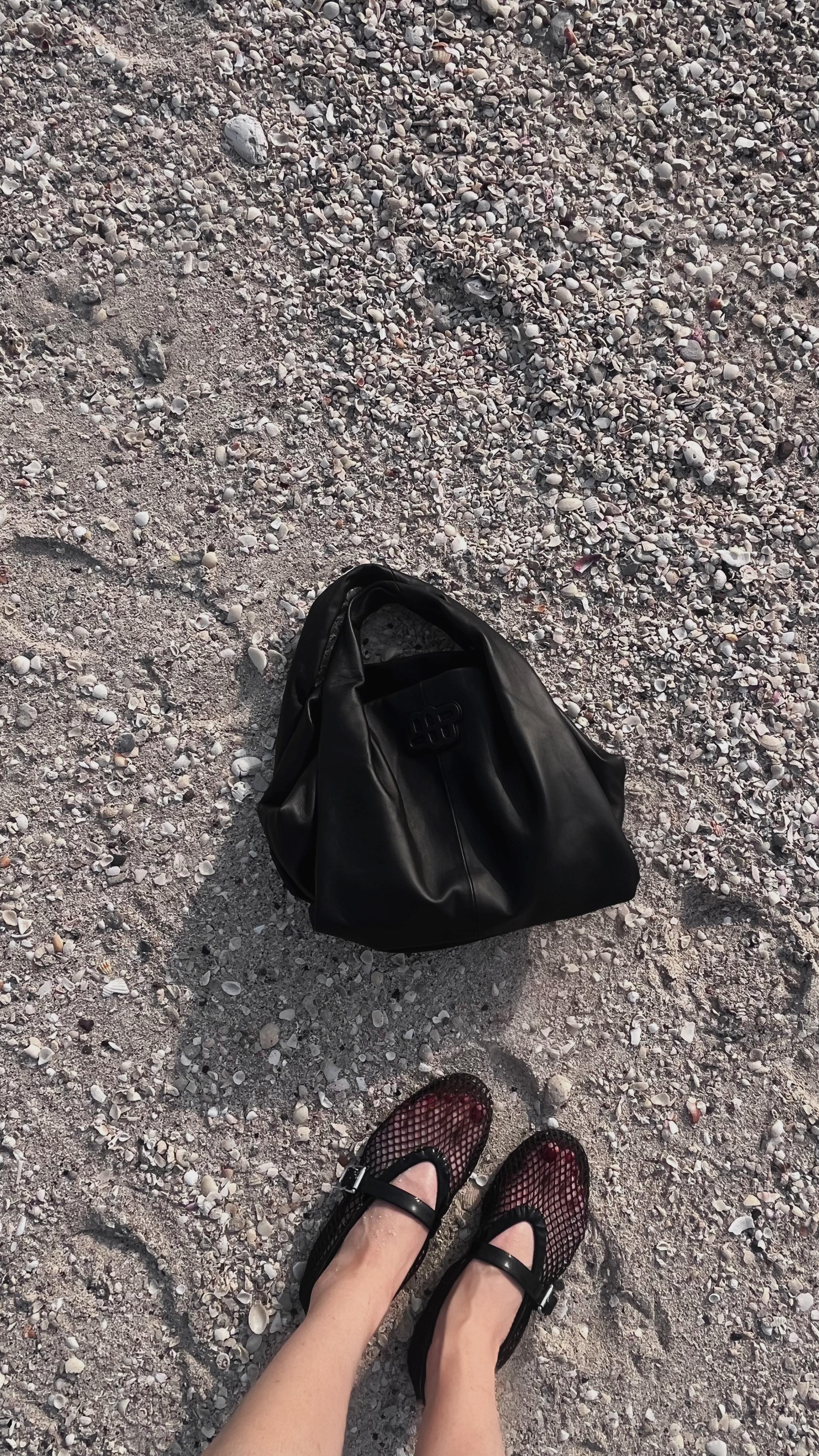 Instagram post by @taradotcomme for Munthe. Caption reads: 24 hours with me & my @muntheofficial LIX Bag
🖤....