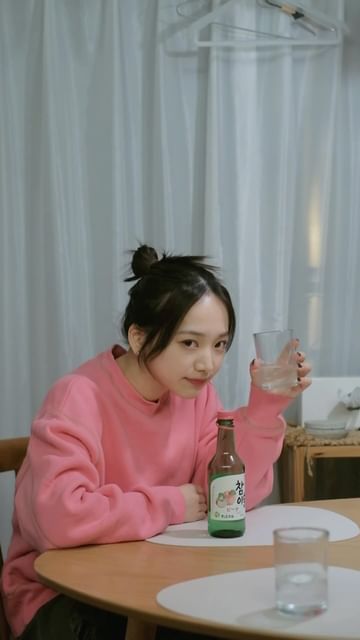 Instagram post by @7_oko_4 for HiteJinro Global. Caption reads: ピンク(桃)かグリーン(マスカット)、皆はどっちが好き？

宅飲みと言えばチャミスルだよね。
私はい....