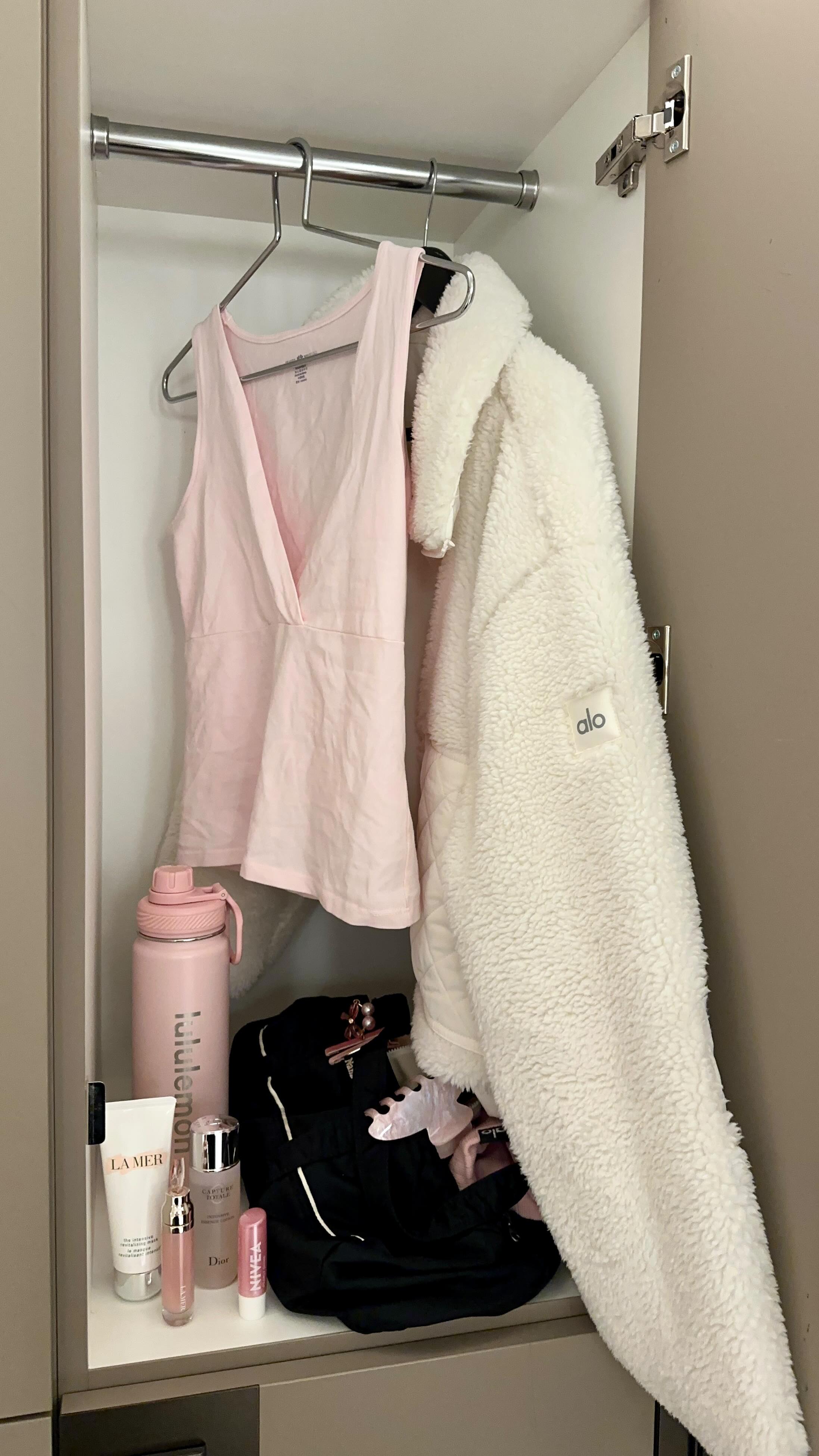 Instagram post by @olafflee for Sweaty Betty. Caption reads: [...] 🩰🤍 

wearing @alo @lululemoneurope....