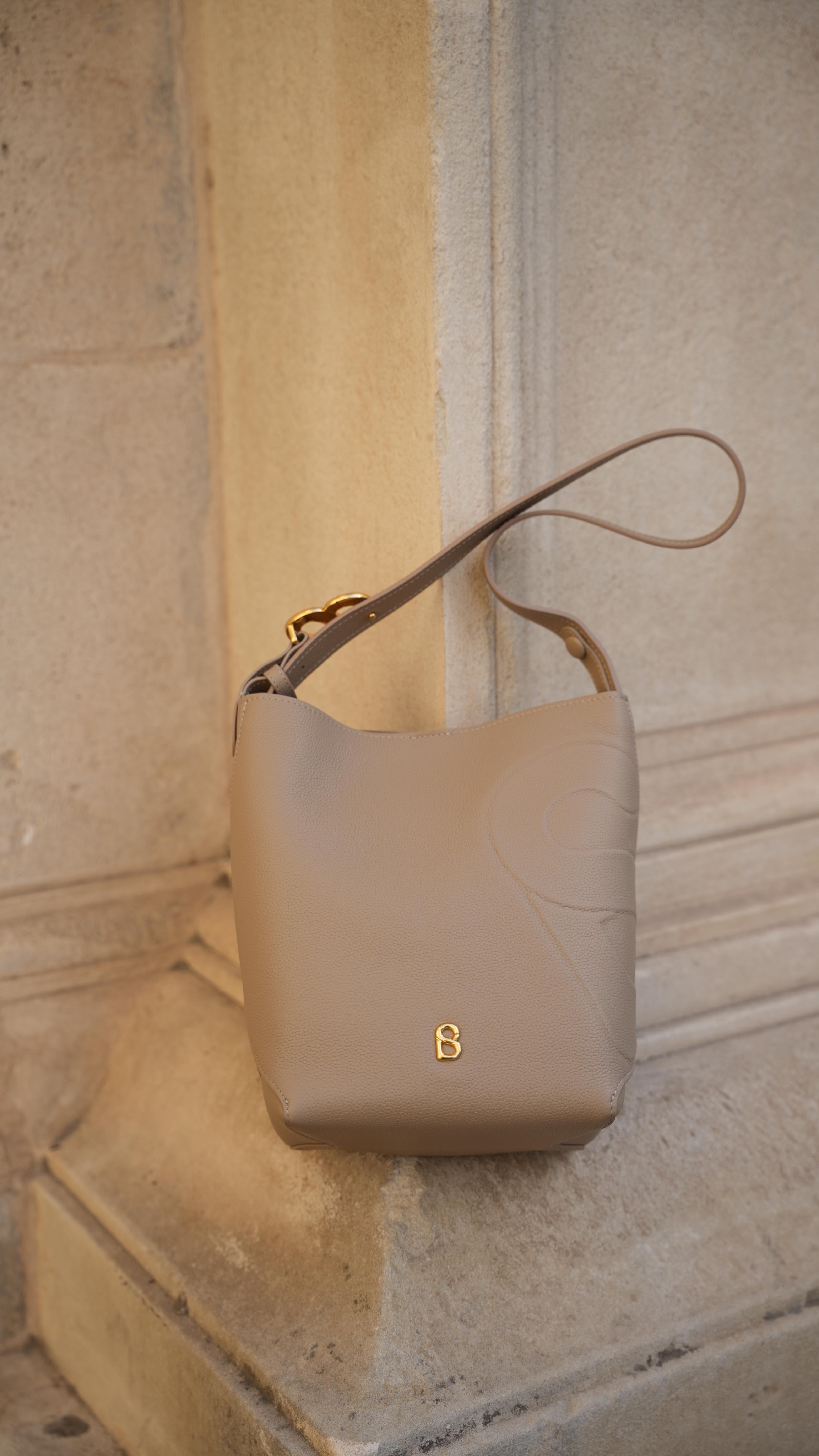 Instagram post by @sabionastasia for BUTTONSCARVES. Caption reads: [...] your dream bag finally arrives🥹
Bag....