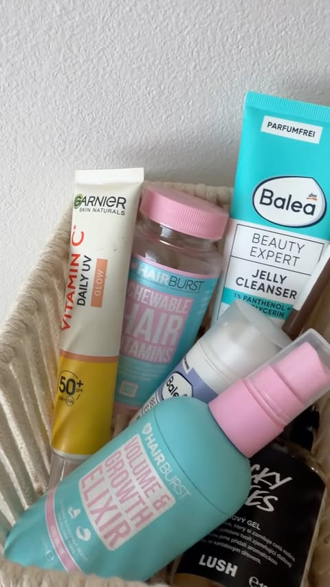 Instagram post by @_sebkovakacka for Hairburst. Caption reads: [...] nej produkty😜💓 #skincare #empties....