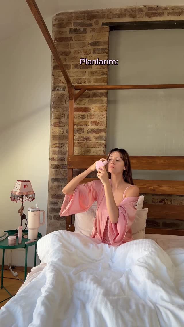 Instagram post by @minemucahidx for Caudalie. Caption reads: me time with @caudalieturkiye 💞 #Rvlift....