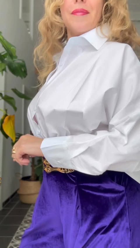 Instagram post by @cocadamalagueta for Uoozee. Caption reads: [...] new week 🤍💜

White SHIRT....