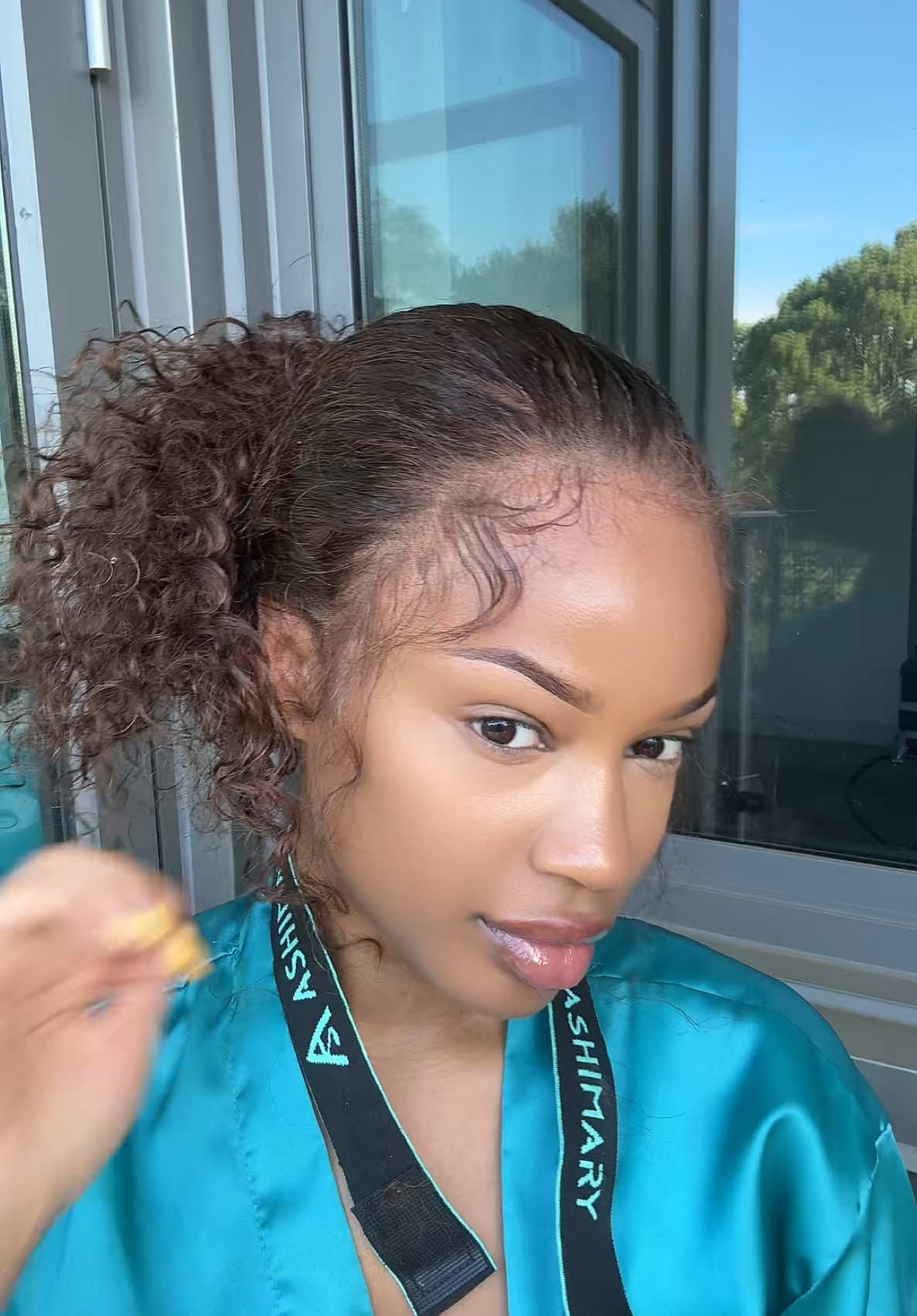 TikTok post by @seyonceshi for Ashimary Hair. Caption reads: The same 360 glues unit from @Ashimary Hair Beauty....