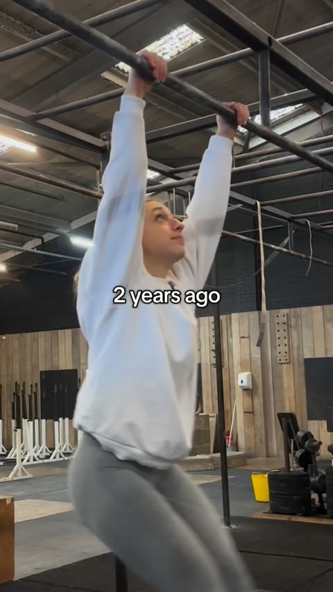 Instagram post by @sydgrows for Gymshark. Caption reads: [...] to do kipping pull-ups 🤘⭐️ 

wearing....