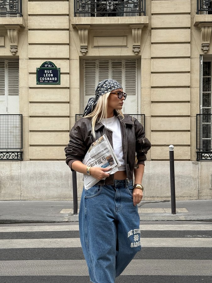 Instagram post by @melissa_thiebaut for CLUSE. Caption reads: Just in time. Just on point. 💙 @cluse publicité....