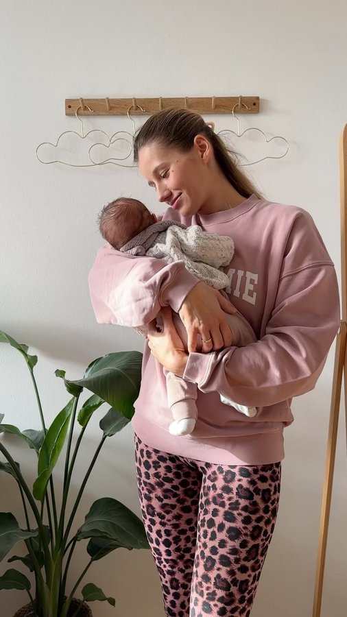 Instagram post by @ricardafernanda for Hey Honey. Caption reads: [...] Me 🐻💗 

Outfit Mini: H&M 
Outfit Me:....