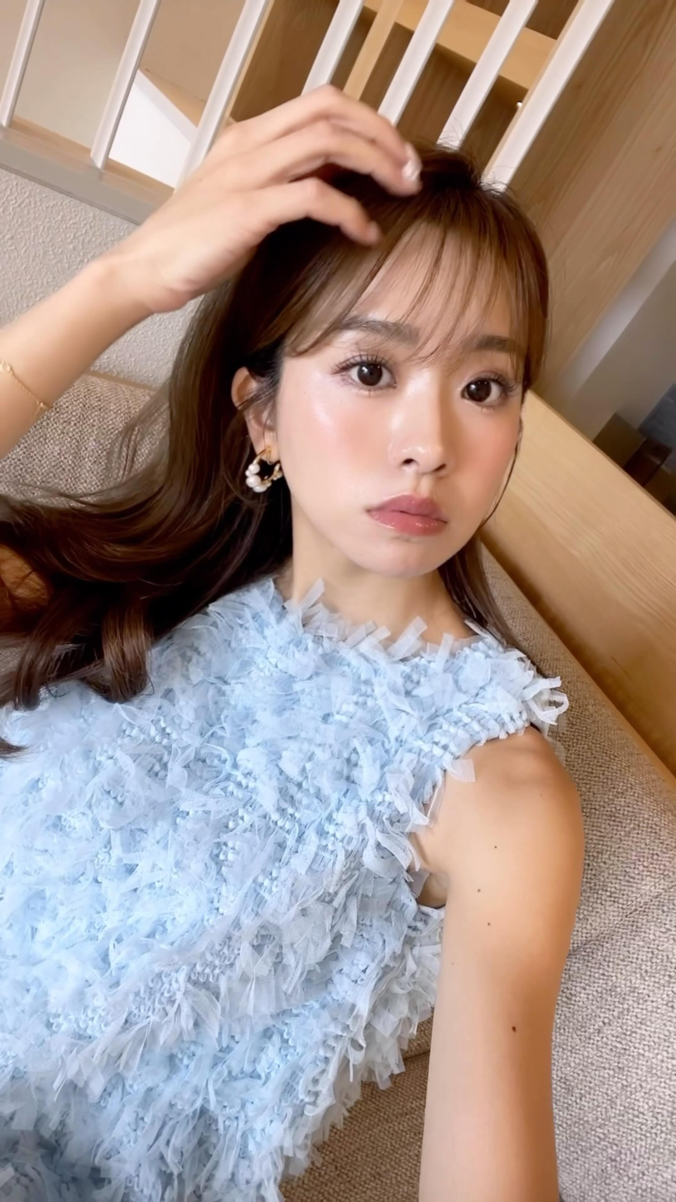 Instagram post by @marie_soda_ for AXXZIA. Caption reads: まだまだ暑い日が続きますね…☀
エアコンでなんだかんだ
空気の乾燥が気になります😢
目もとが一番わ....