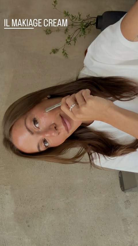 Instagram post by @sammyrickey for IL MAKIAGE. Caption reads: [...] this one makes my skin look & feel •....