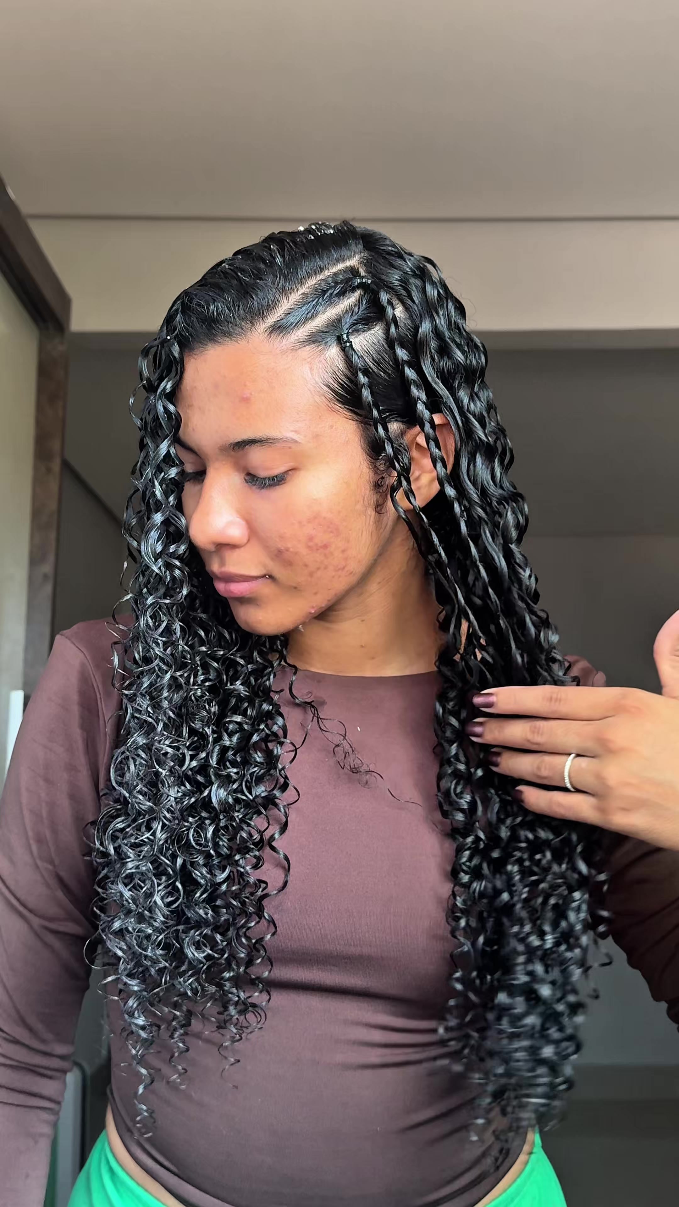 TikTok post by @urysilvaa for Salon Line. Caption reads: maneira de fazer penteado lateral 🎀✨ vanilla....