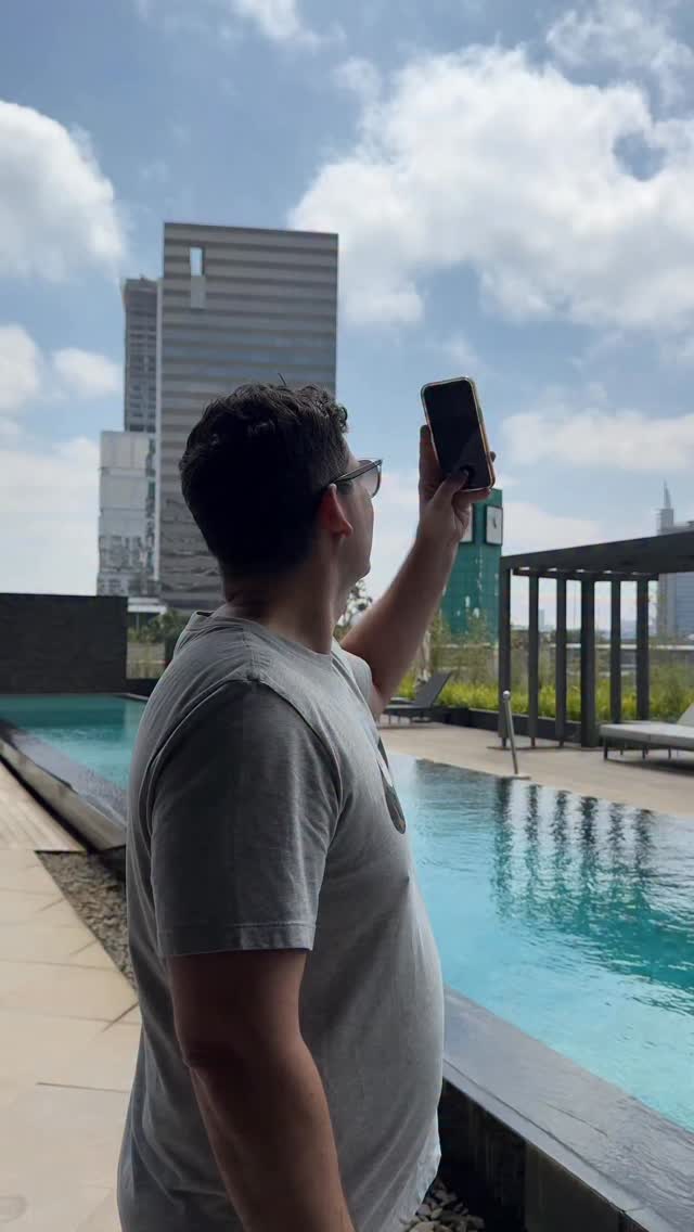 Instagram post by @canaldoscacadores for Krispy Kreme. Caption reads: ⚠️ ALERTA DONUTS DE GRAÇA 🍩 Para ganhar uma....