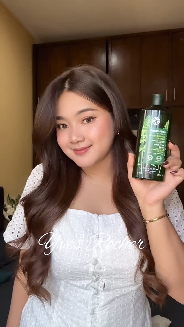 Instagram post by @sinthyalya for Yves Rocher. Caption reads: Yves Rocher Anti Hair Loss Shampoo penyelamat....