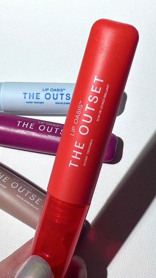 Instagram post by @leslovesbeauty for Credo Beauty. Caption reads: 🤍 Try on the new @theoutset Lip Oasis Glossy....