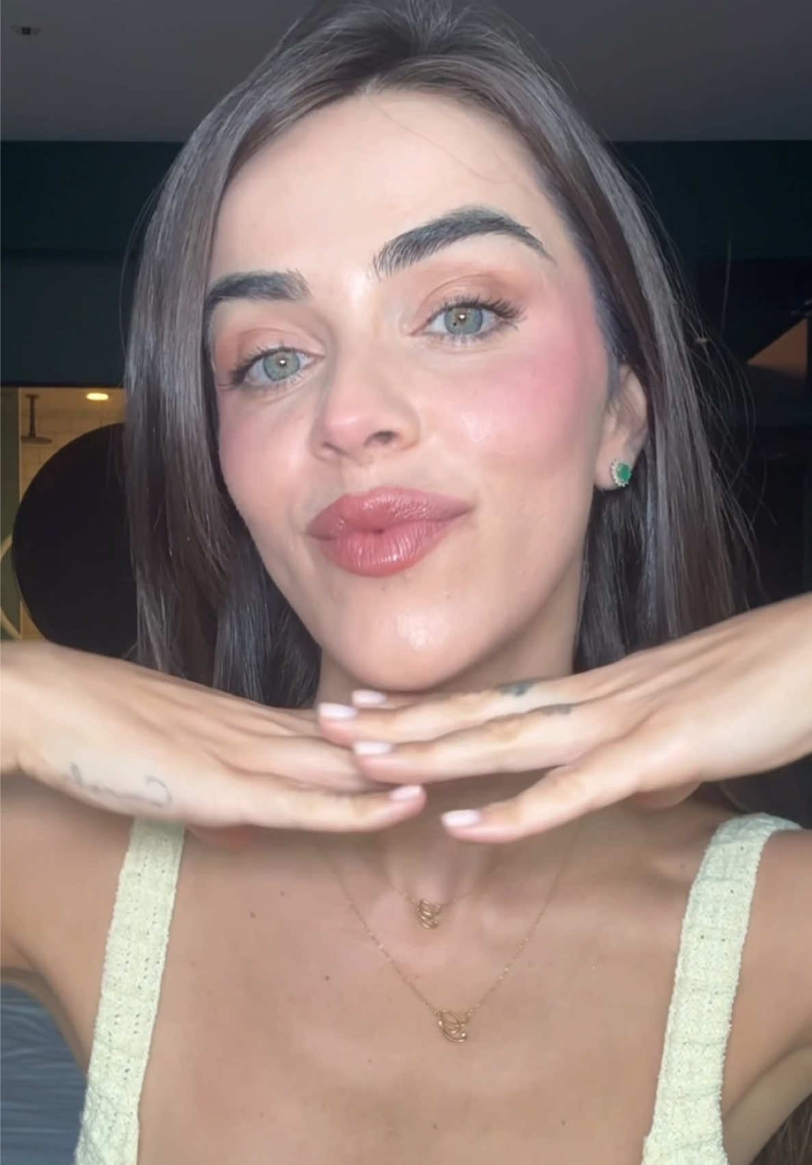 TikTok post by @violeta for NARSCosmetics. Caption reads: Es publicidad pero no me cansaré de repetir que es....