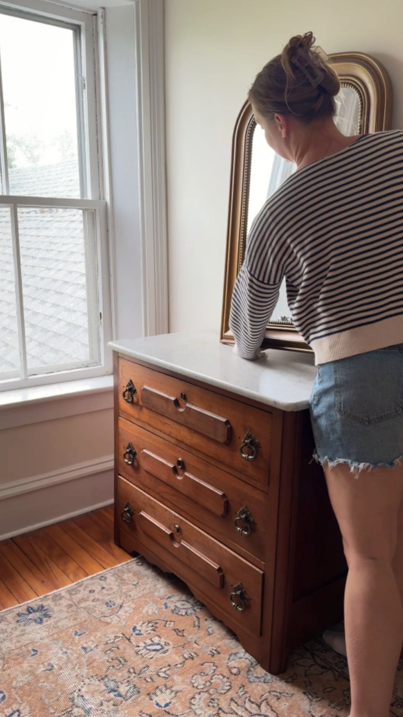 Instagram post by @hattiekolp for Wayfair. Caption reads: I’m on the hunt for a piece to go at the top of....