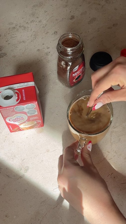 Instagram post by @strawberry.amandis for Coffee mate. Caption reads: [...] #publicidad #HazloATuManera....