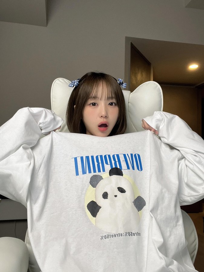 Instagram post by @naenano0114 for over print. Caption reads: [...] では、コラボ以外のイケイケな新商品も発売されるよう✊🏻

#overprint....