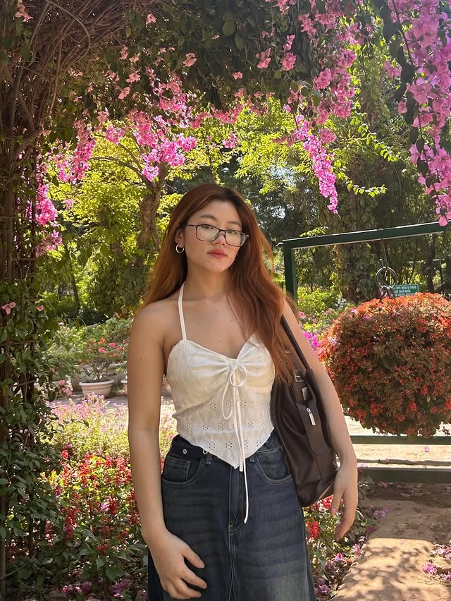 Instagram post by @nyaripangia for NEWME. Caption reads: [...] (xxs) Skirt -4894814 (26) #elitebynewme....