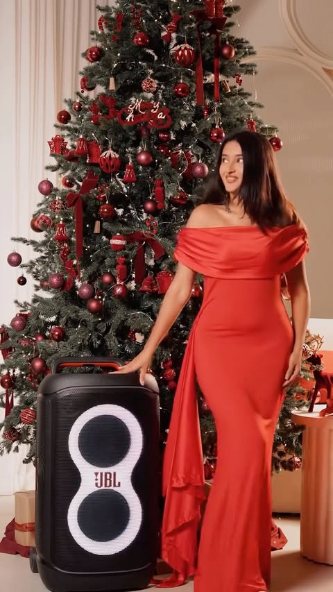 Instagram post by @snug.style.chic for JBL. Caption reads: [...] Holidays are bringing treats, laughs, and....