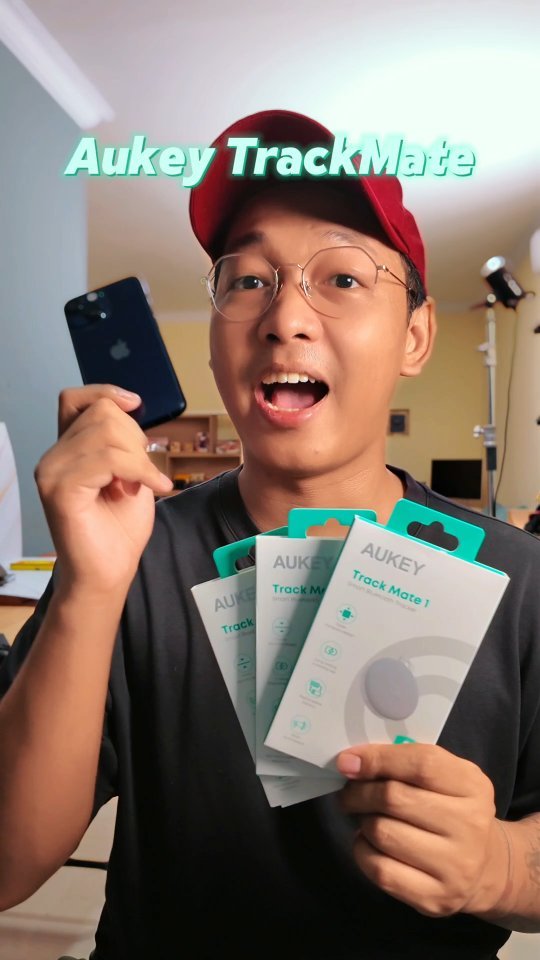 Instagram post by @wisnukumoro for Aukey. Caption reads: [...] Tracker untuk iPhone selain AirTag! Aukey....