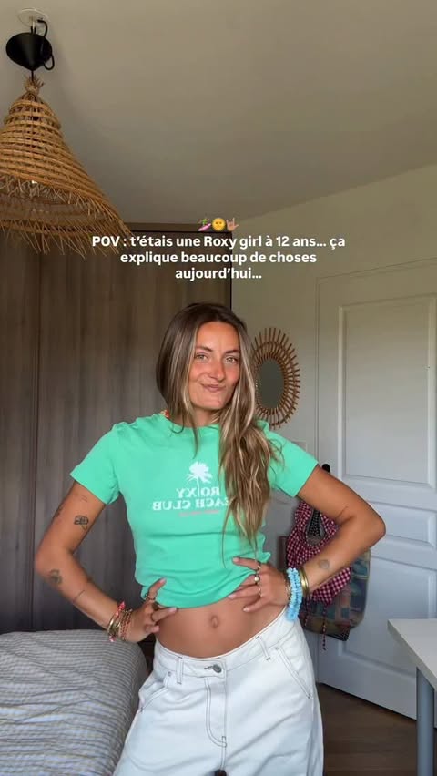 Instagram post by @emmaalr for ROXY. Caption reads: Mes @roxy girls, vous êtes où ?? 🏄🏽‍♀️🤟🏽✨....