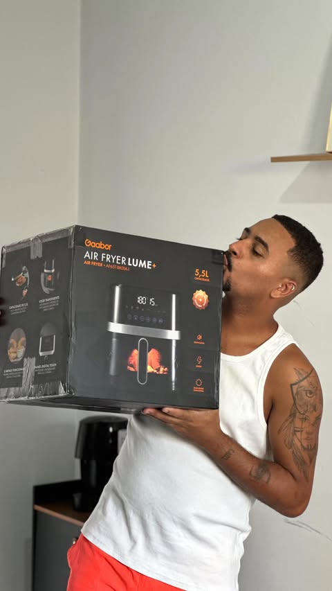 Instagram post by @euvitorolivera for Shopee. Caption reads: [...] barato, entrega rápido e tem de tudo…....