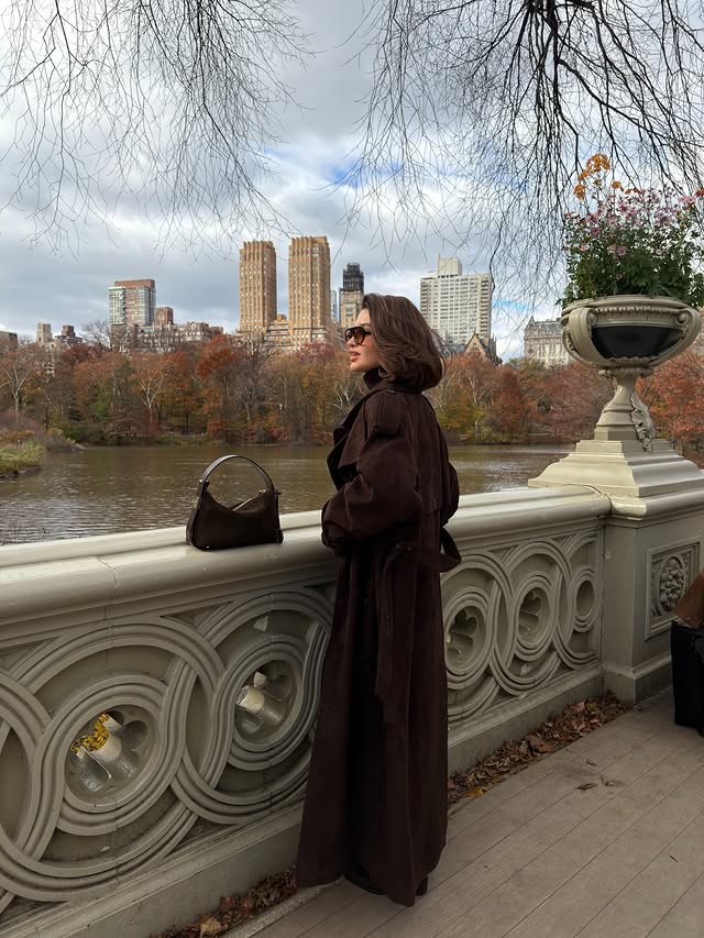 Instagram post by @ezgi.ergun for VERAFIED NEW YORK. Caption reads: autumn in New York🤎🍂 #reklam.