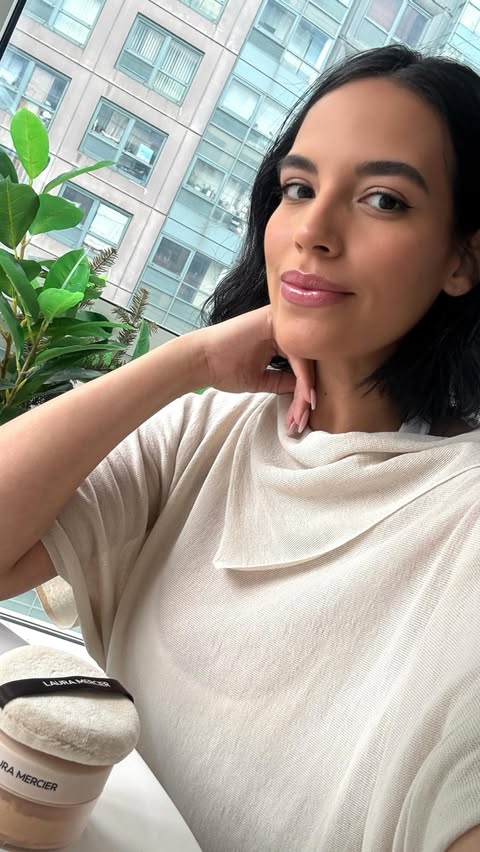 Instagram post by @danielleolivera for Laura Mercier. Caption reads: Putting @lauramercier ’s ultra-blur setting powder....
