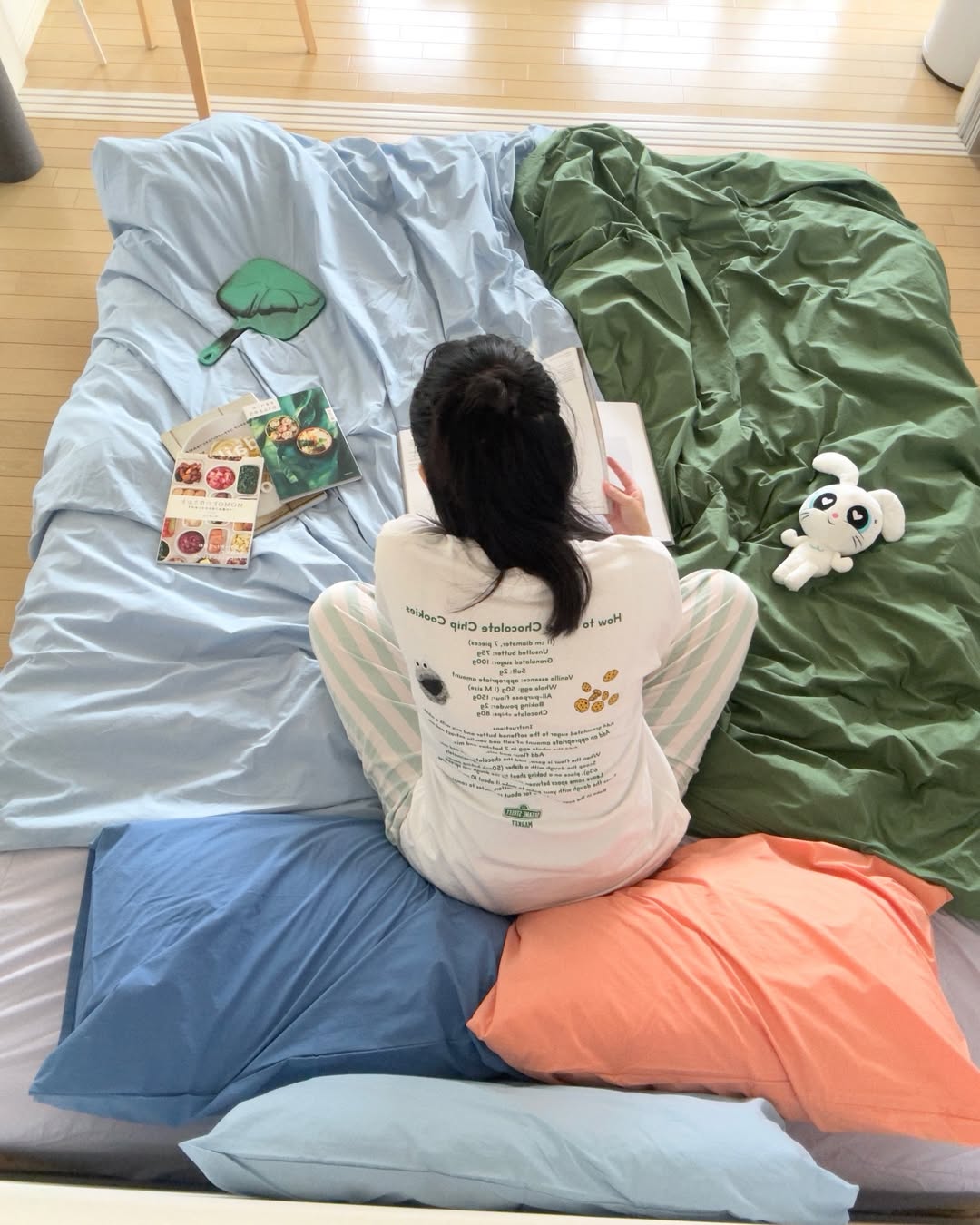Instagram post by @natchan_m for Little Rooms. Caption reads: 新しいお布団カバー🛏️🆕

枕も布団もシーツも全部違う色にするのが好きなんだけど、
mix&ma....