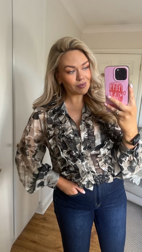 Instagram post by @laurenegerton for Carraig Donn. Caption reads: [...] from @carraig_donn ✨ My code for Carraig....