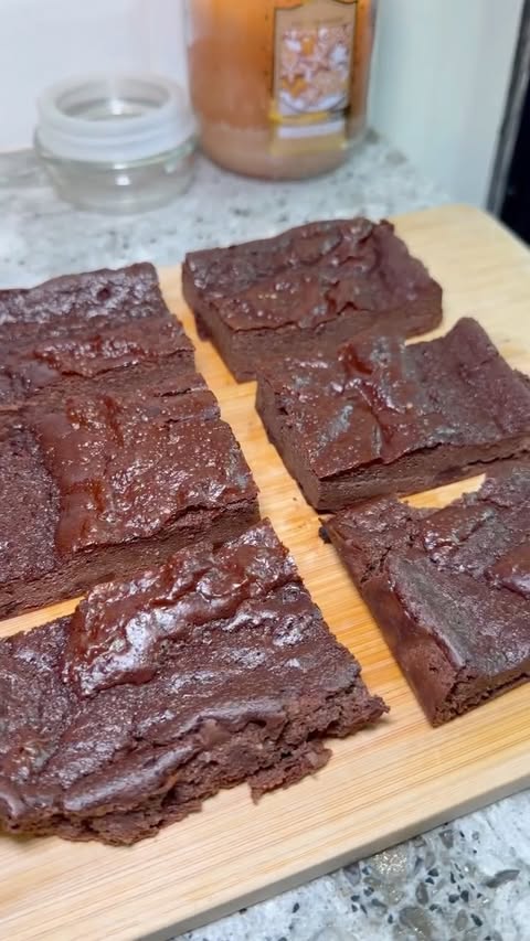 Instagram post by @inayahnajahh for EHPlabs. Caption reads: 🍫 High Protein Brownies | 12g Protein....